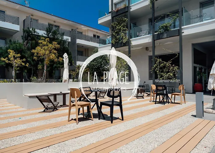 Cozy 2 Bedroom Family Apartment W/ Pool